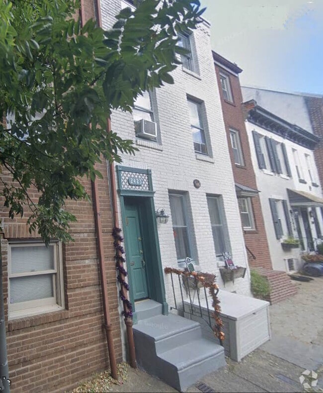 Building Photo - 2423 Manning St