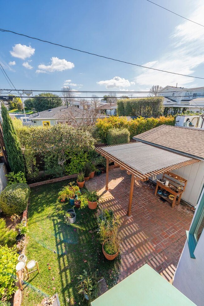 Building Photo - Warm & Inviting Manhattan Beach Rental Home!