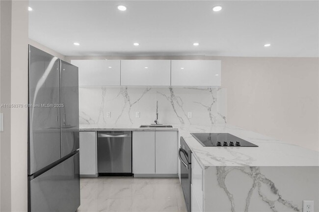 Building Photo - 1331 Lincoln Rd