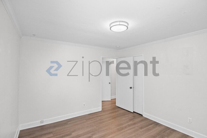Building Photo - Unit