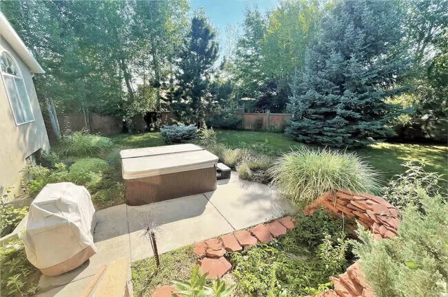 Building Photo - 2009 Sweetbriar Ln