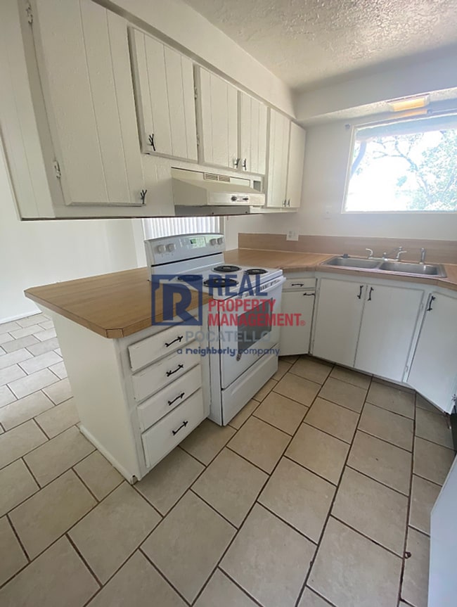 Building Photo - 2 Bed 2 Bath Duplex