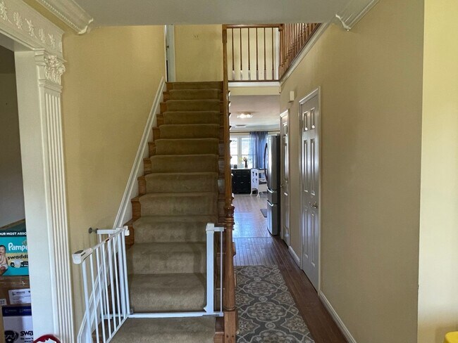 Building Photo - 727 Macphail Ct S