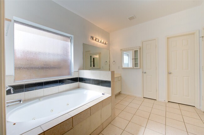 Building Photo - 7323 Sunset Bend Ln