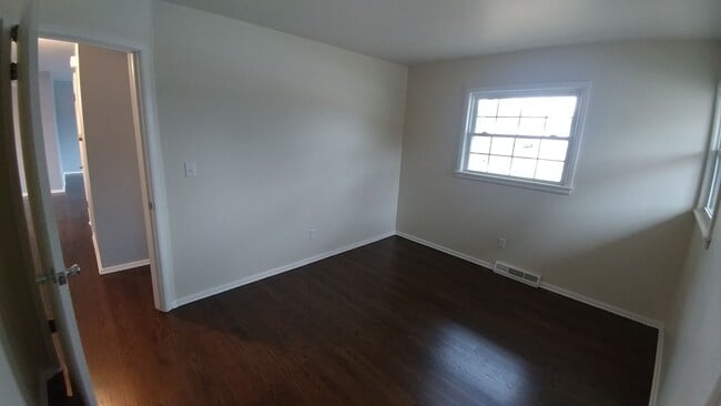 Building Photo - 3 Bedrooom Home Located in the Heart of We...