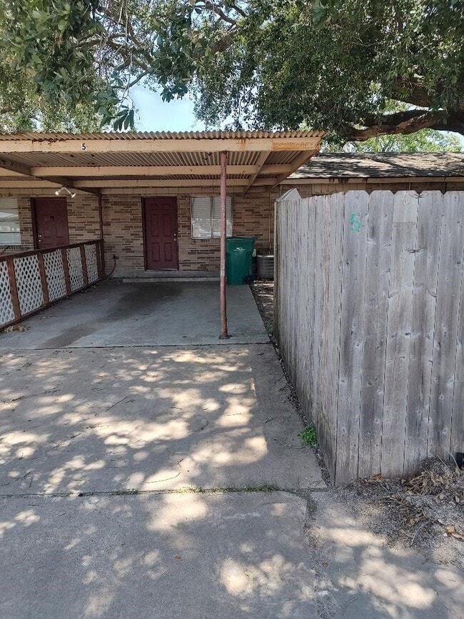 Building Photo - 2000 Bahama Dr