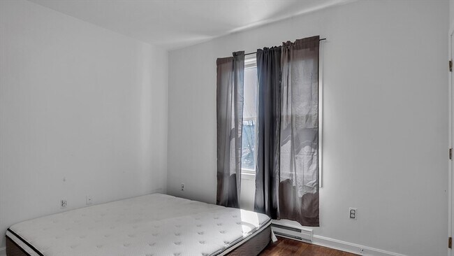 Building Photo - 1442 Main St