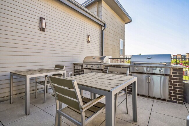 Building Photo - Don’t Miss Out on this 2 Bed/2 Bed in Litt...