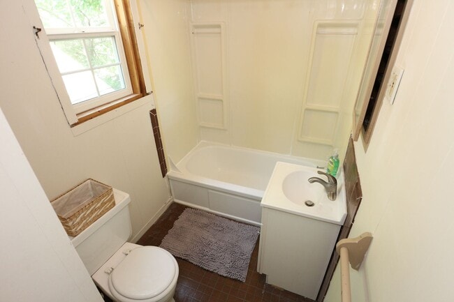 Building Photo - 3 Bedroom Home Near Purdue!