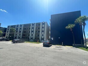 Building Photo - 10090 NW 80th Ct