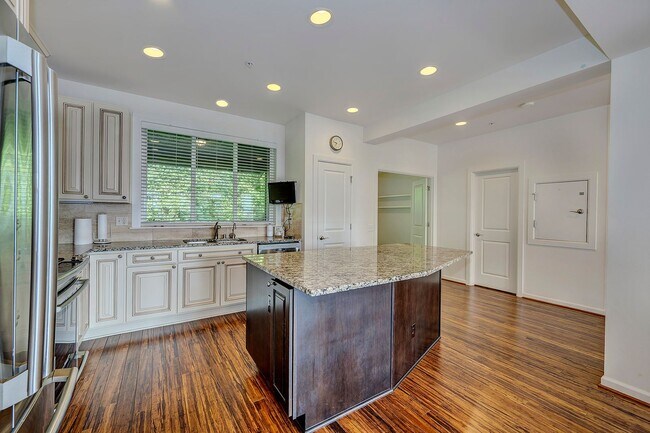 Building Photo - Mukilteo Townhome