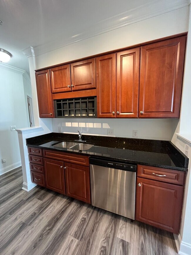 Building Photo - Modern condo  in the center of shopping , restaurants and entertainment venues.