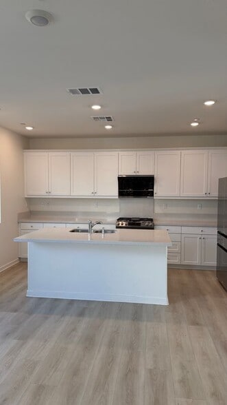 Building Photo - 3098 Acebo Dr