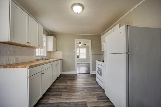 Building Photo - Freshly Updated 2 Bedroom House