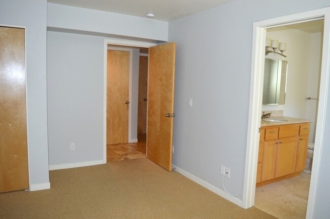 Building Photo - Spacious Two-Story Duplex Near Caledonia