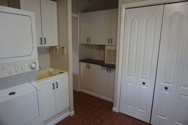 Building Photo - Beautiful 3 Bedroom House Behind Midtown