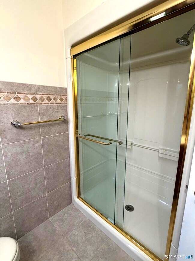 Building Photo - 16 Clearview Dr