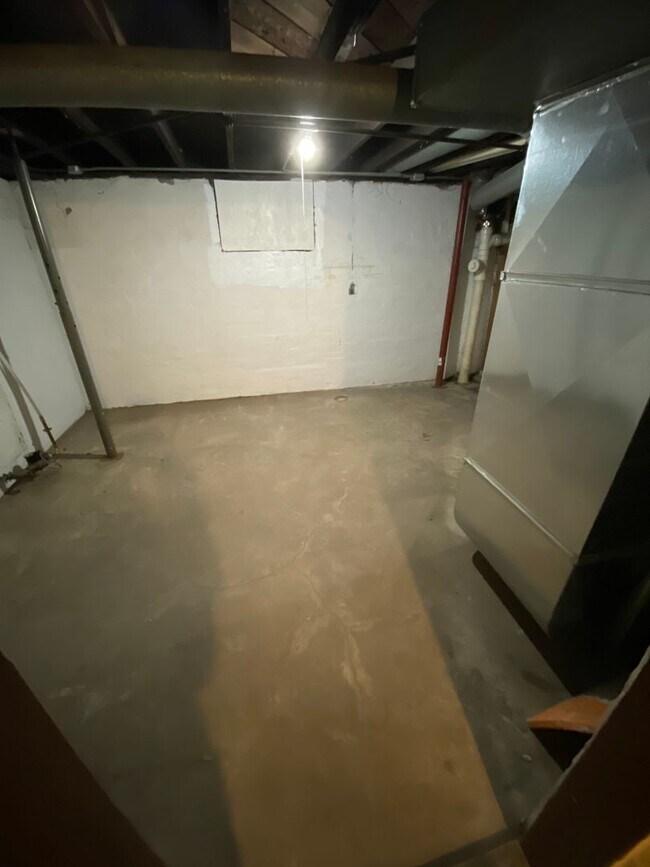 Building Photo - Spacious Home Available Now!