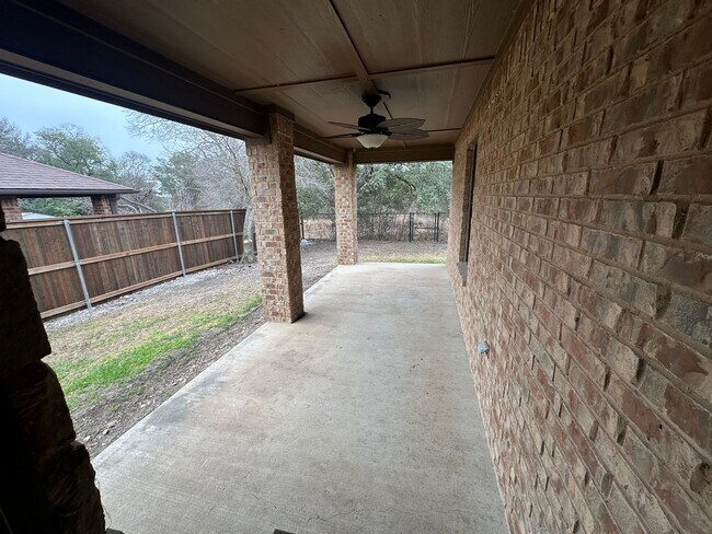 Building Photo - AVAILABLE NOW!!