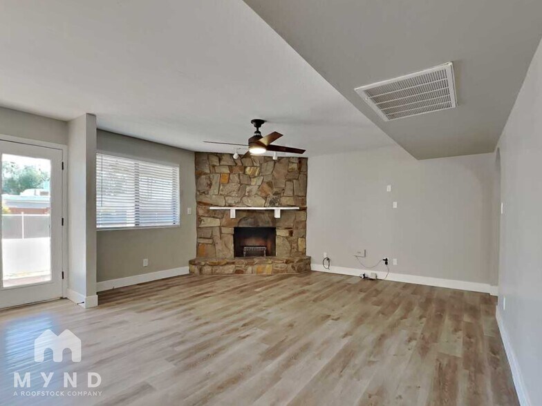 Building Photo - 7043 E Hearn Rd