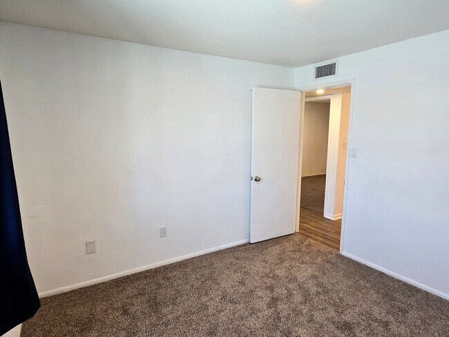 Building Photo - 3-bedroom by New Re-developed Paradise Val...
