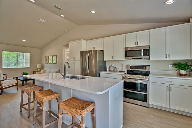 Building Photo - 3 MONTHS FREE RENT! 3/2 in Hawthorne