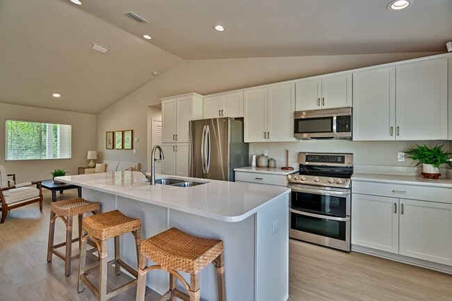 Building Photo - NEW HOME! 3/2  in Hawthorne
