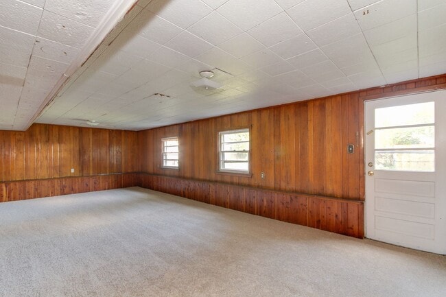 Building Photo - Welcome To Vintage Split-Level Living!