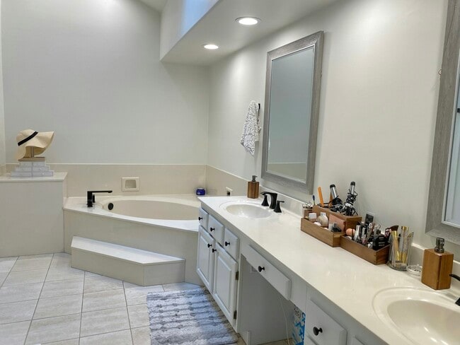 Building Photo - 6713 E Kelton Ln