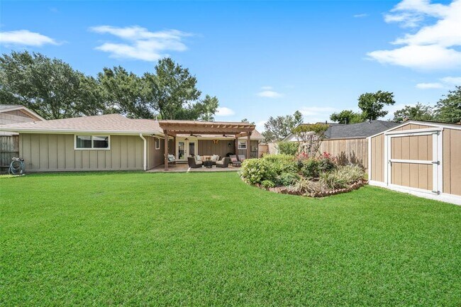 Building Photo - 2523 Droxford Dr