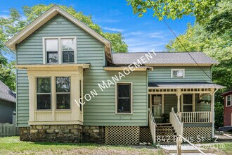 Building Photo - 842 Davis St