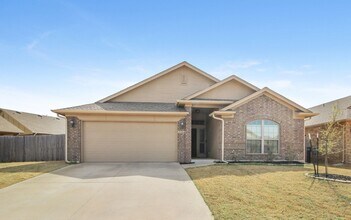 Building Photo - Charming 3 Bed 2 Bath With Office