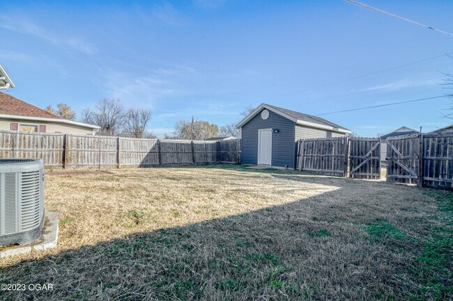 Building Photo - 2225 S Porter Ave