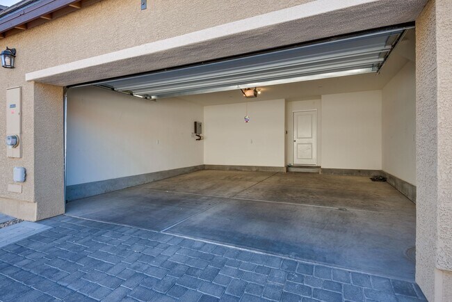 Building Photo - Welcome to a stunning recently built townh...