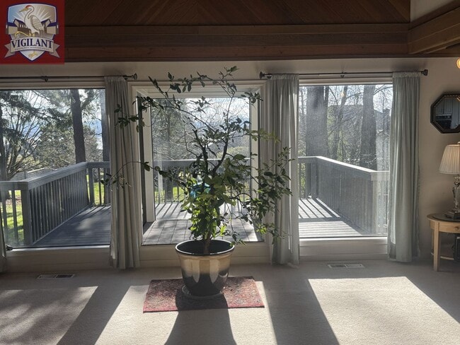 Building Photo - Amazing Furnished 4 bedroom home