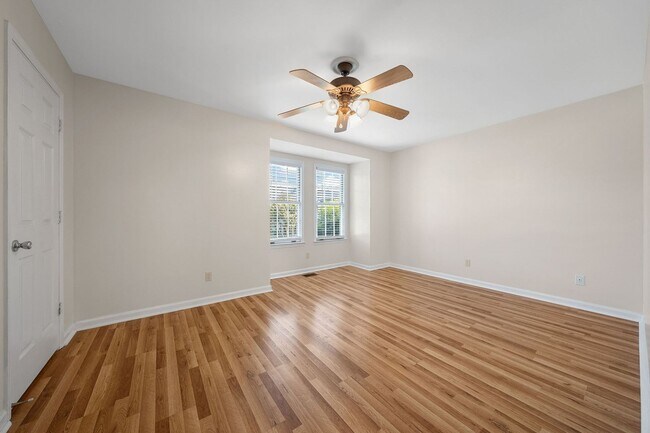 Building Photo - 2 Bedroom Condo For Rent Near Memorial Drive!