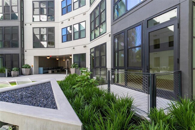 Building Photo - 800 Embassy Dr