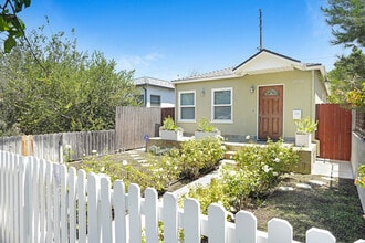 Building Photo - 2050 Walgrove Ave