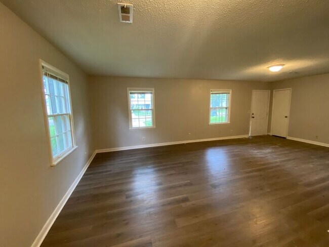 Building Photo - Pre-leasing for an October move in