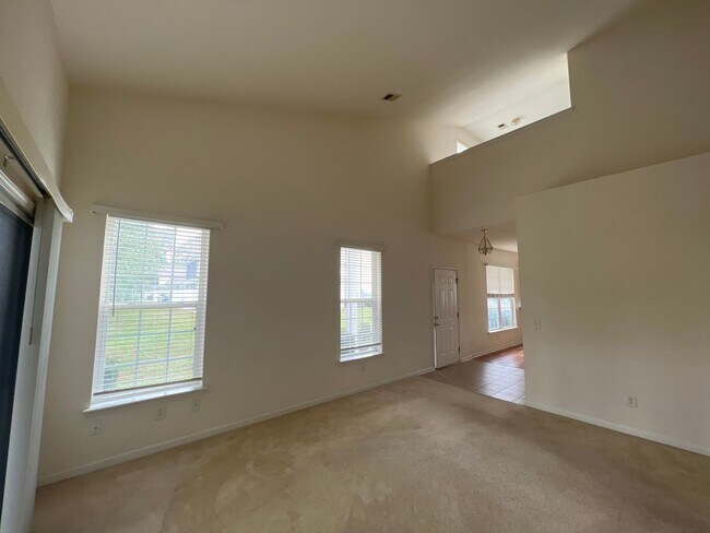 Building Photo - Gorgeous 3 Bedroom townhome in Carolina Fo...