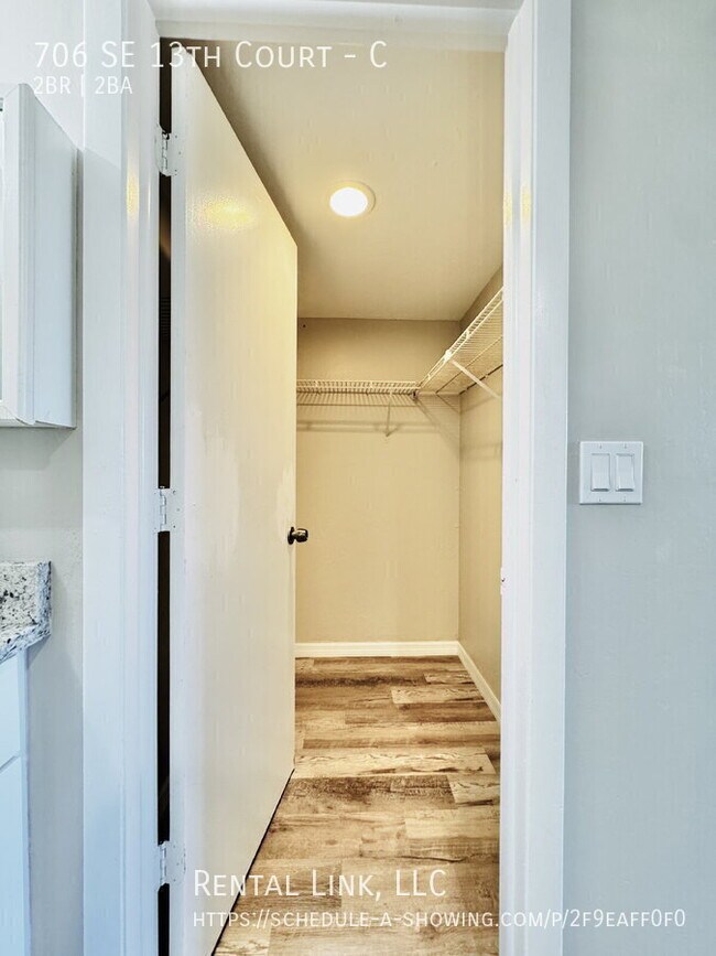 Building Photo - 706 SE 13th Ct