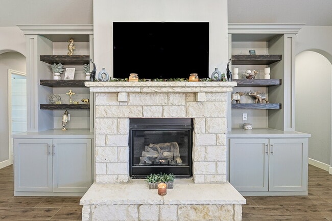 Building Photo - Stunning 4-Bedroom with 3 Full Baths & 3 Car Garage in Charming Brooke Heights!