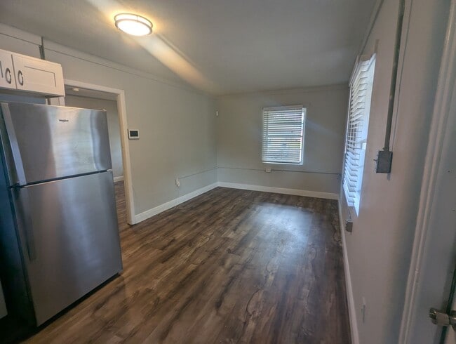 Building Photo - Charming 1 Bedroom 1 Bath Condo. Utilities included. Fury friends Welcome!