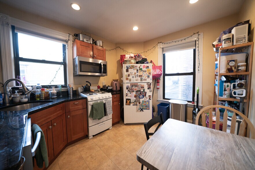 Building Photo - 826 Huntington Ave