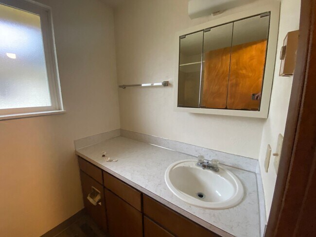 Building Photo - 2 bed 1.5 bath Gateway area duplex
