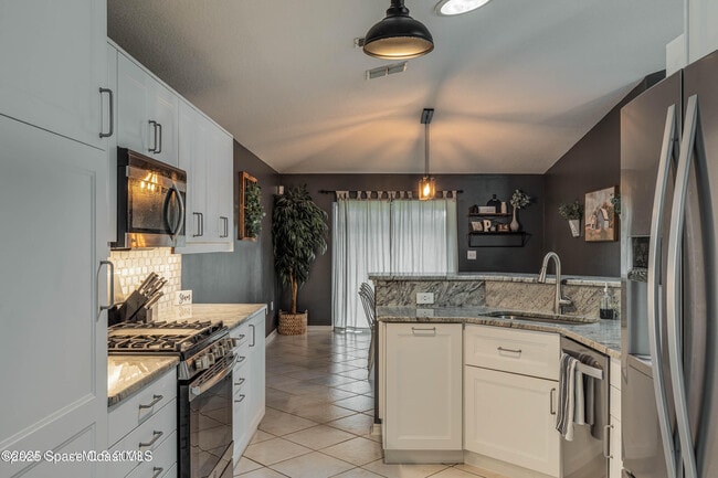 Building Photo - 2001 Sierra St