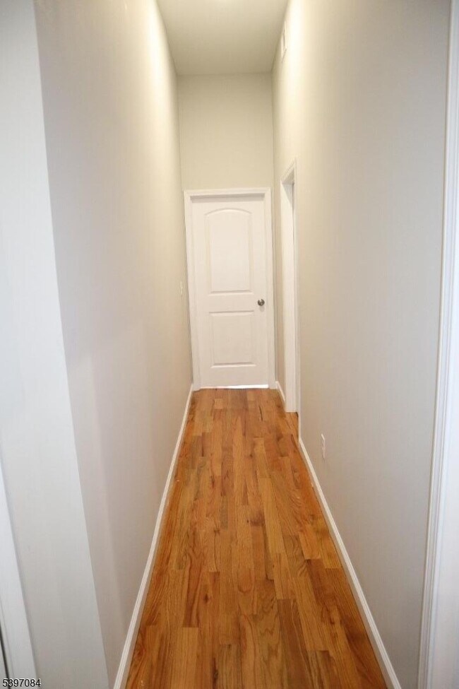 Building Photo - 154 Garside St