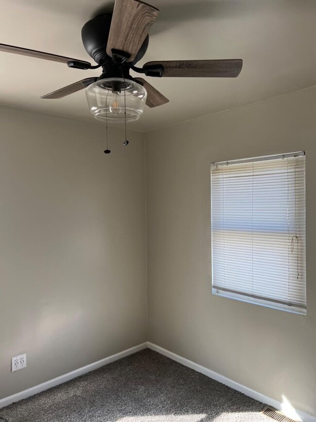 Building Photo - Home Short Drive to the Beach! MOVE IN SPE...