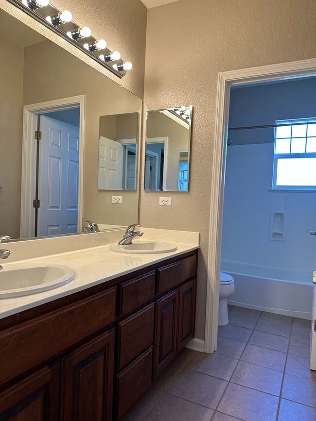 Building Photo - Beautiful 5 Bedroom, 3 Bath Brentwood Home / Downstairs Bedroom and Bath