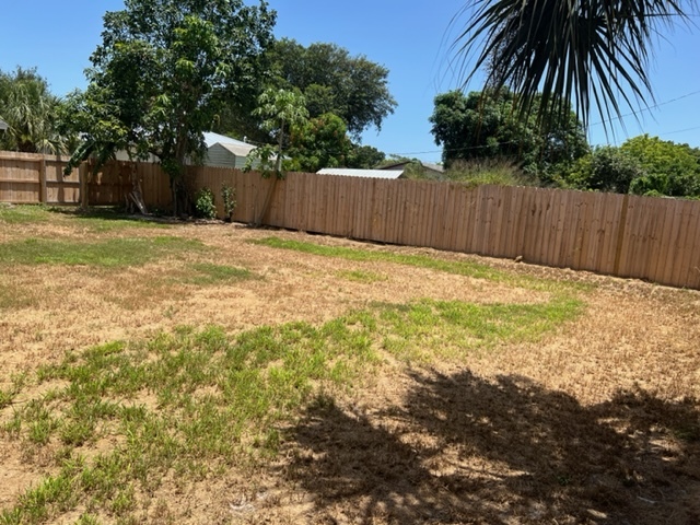 Huge fenced in backyard - 4896 SE Horizon Ave